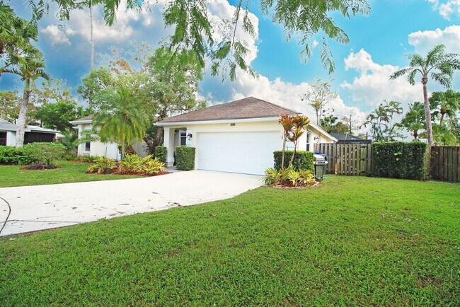 Building Photo - Spacious 4BR Pool Home on Quiet Cul-de-Sac in Wellington