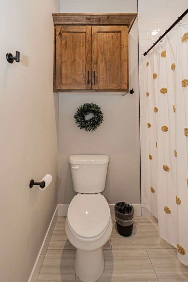 Building Photo - Fully Furnished Townhome – Utilities & WiFi Included!