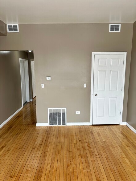 Livingroom - 1809 S Springfield Ave