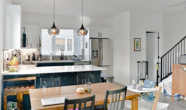 Building Photo - Modern 3 bed/ 2.5 bath townhome in Ballard!