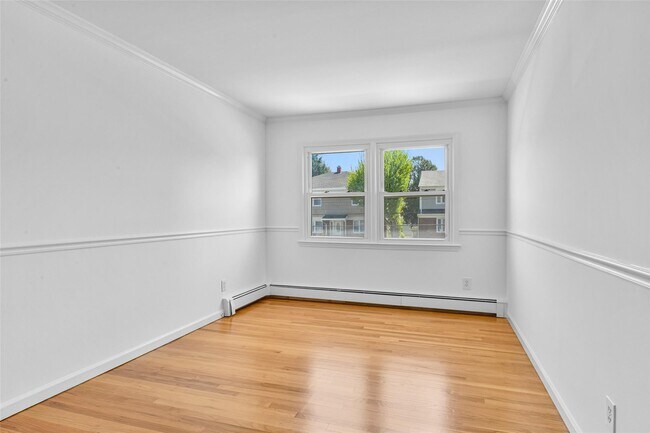 Building Photo - 237 Gainsborg Ave E