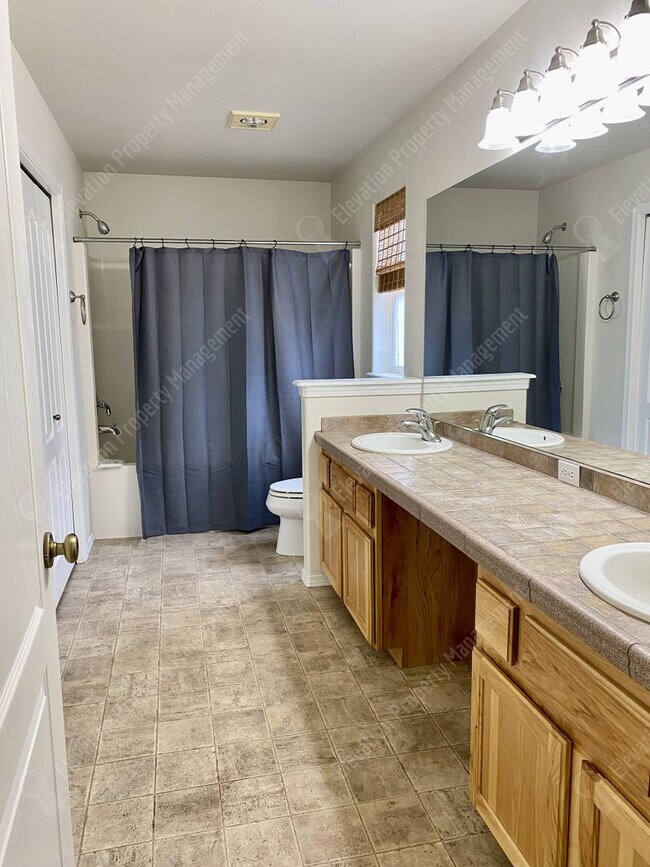 Building Photo - Single-Level home in NE Redmond with fenced backyard!