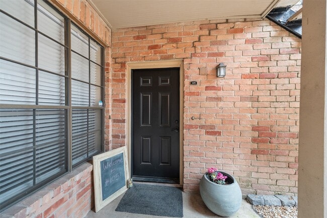 Building Photo - 2255 Braeswood Park Dr