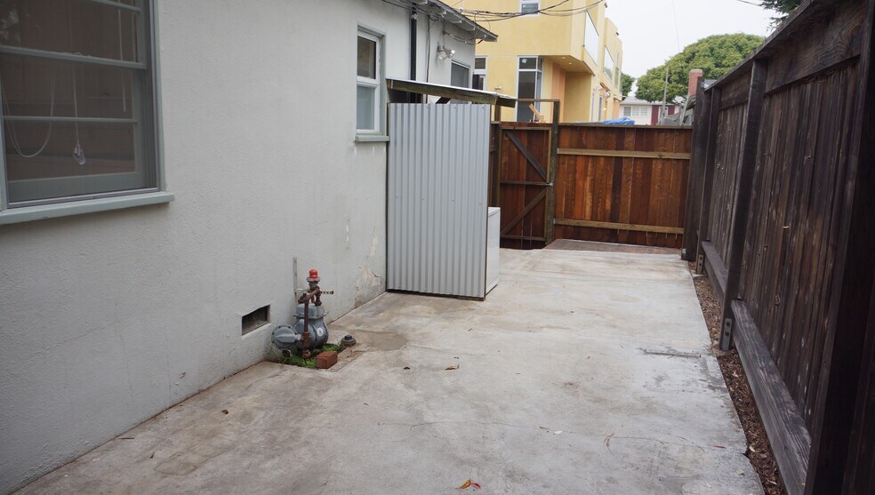 Building Photo - 2315 10th St.