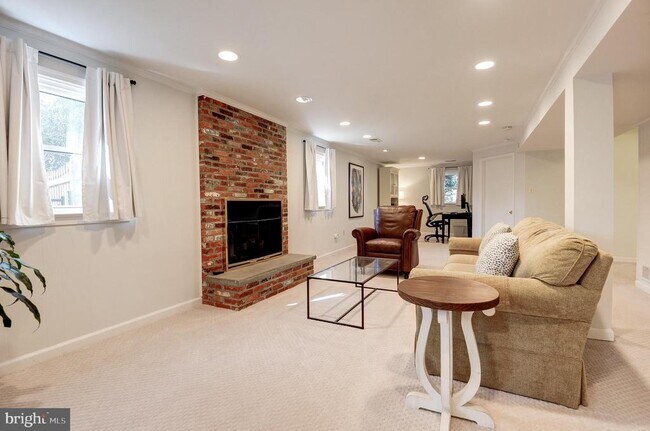 Building Photo - 8805 Honeybee Ln