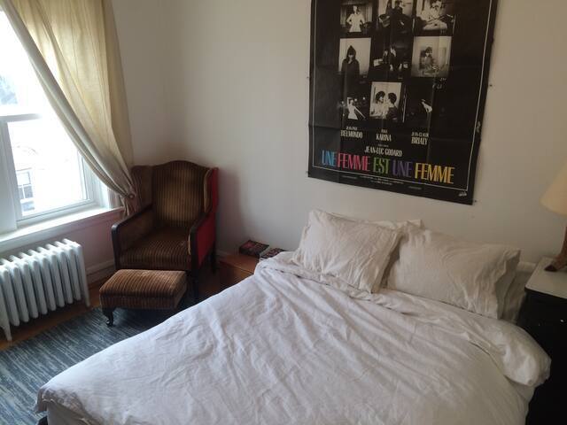 Building Photo - 1459 W Elmdale Ave