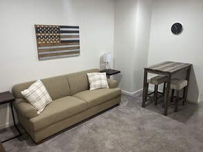 Building Photo - Laurel Lane