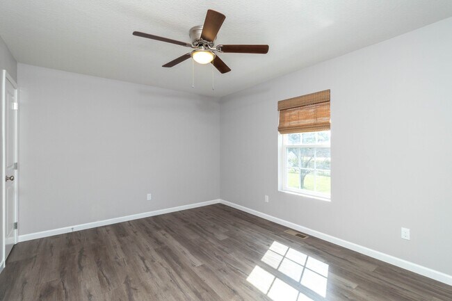 Building Photo - 524 Midlake Dr NE