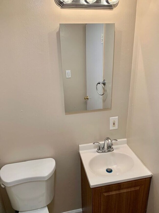 Building Photo - 4 bed 1.5 bath House in Richmond -- AVAILABLE NOW !!