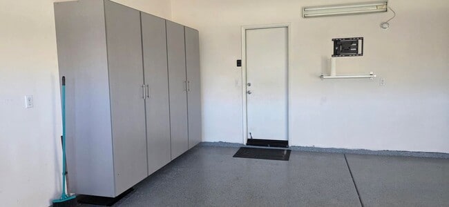 Building Photo - Beautiful Solar Home in Jurupa Valley Available Now!