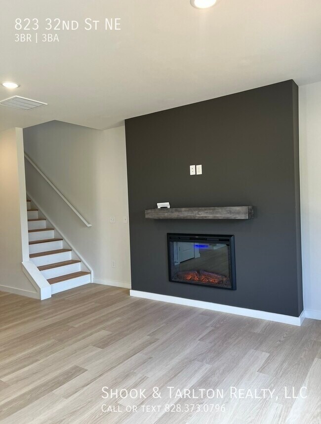 Building Photo - 823 32nd St NE