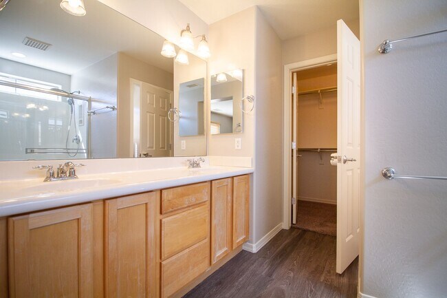 Building Photo - Check Out This Bright & Cheery Home