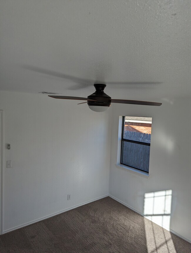 bed 2 - 107 W Mesquite St