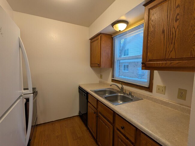 Building Photo - 1408 E Sunset Dr