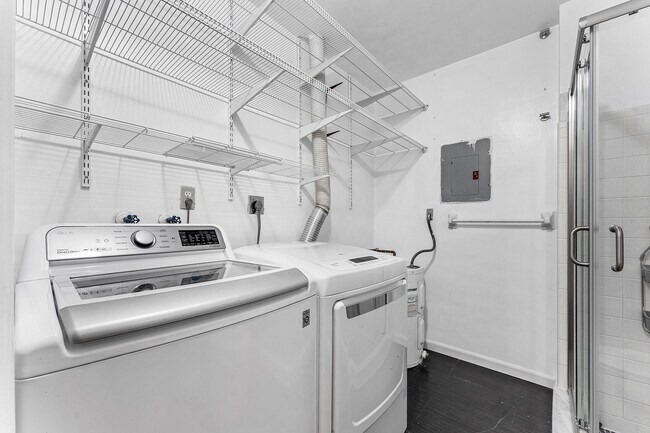 Building Photo - 7643 Overlook Rd