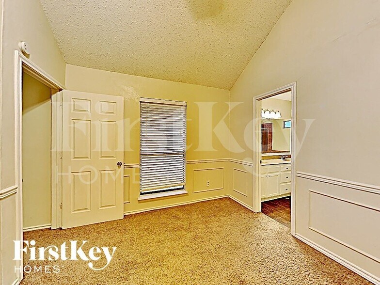 Building Photo - 811 W Lynn Creek Dr