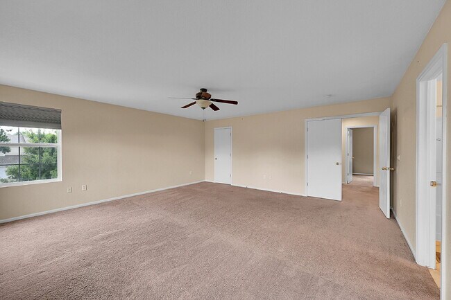 Building Photo - $2,550 - 3 Bed, 2 Bath End Unit Townhome w...
