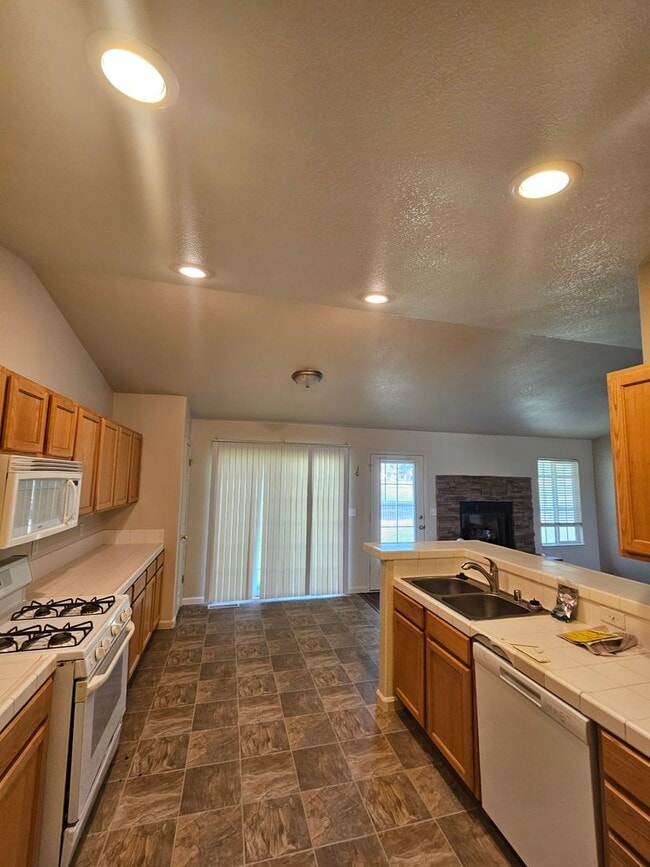 Building Photo - 3 Bedroom, 2 Bathroom Home in Fernley