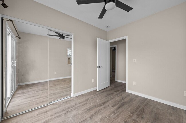 Building Photo - Private rooftop deck!