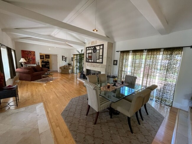 Building Photo - Gorgeous updated single level home in S.Wa...