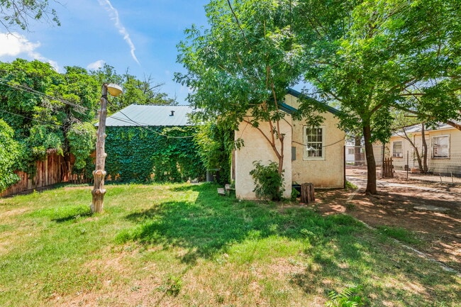 Building Photo - Cute 2/1.5 Duplex, Minutes from TTU & Downtown LBK