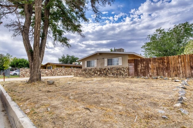 Building Photo - 2047 W Lingard St