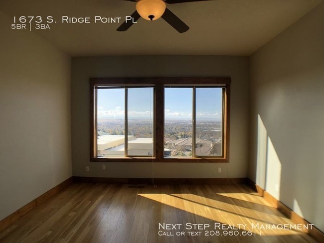Building Photo - 5 bed 3 bath - Right Next to Table Rock