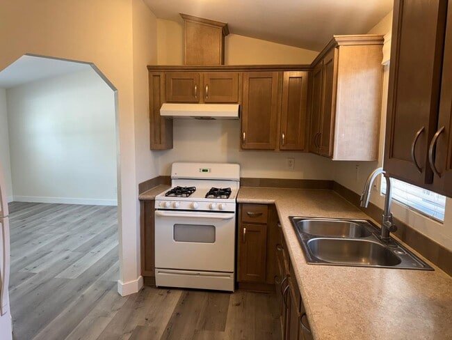 Primary Photo - 3 bedroom 2 Full Bath Mobile Home Close to...