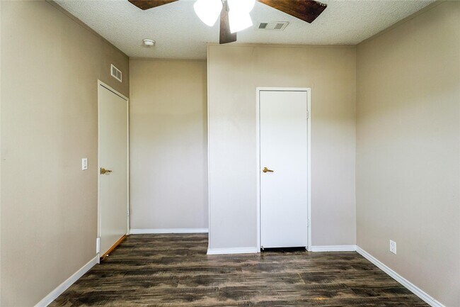 Building Photo - 9824 Stone Ranch Blvd