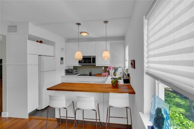 Building Photo - 5450 SW 76th St