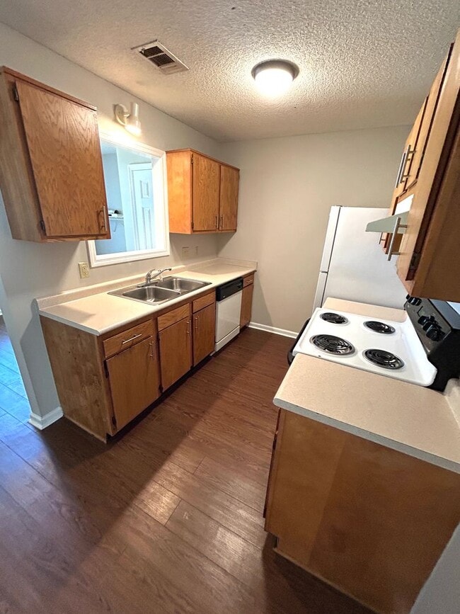 Building Photo - 28 Chatham St