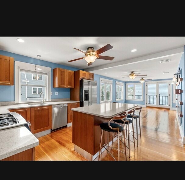 Building Photo - 779 E 6th St