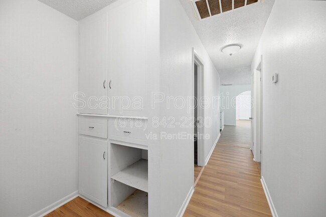 Building Photo - 313 E Woodrow Pl