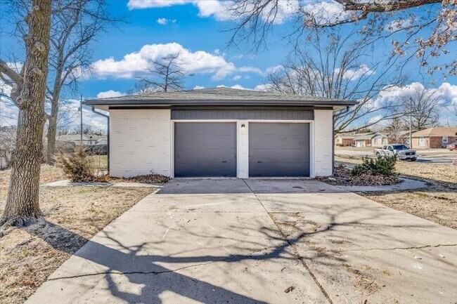 Building Photo - 6503 E 16th St N