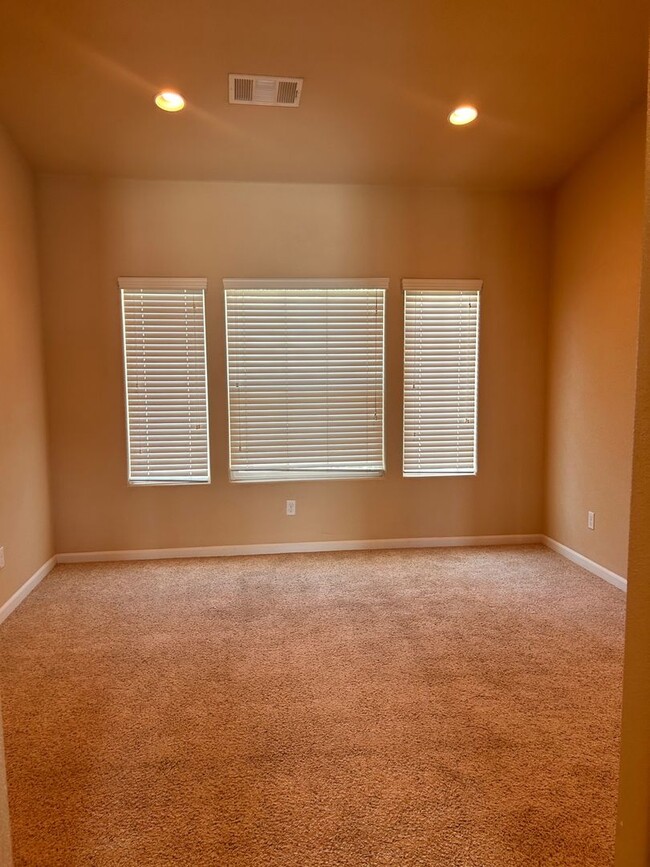 Building Photo - Beautiful home for rent in Visalia!