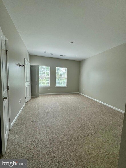 Building Photo - 139 Streamview Drive