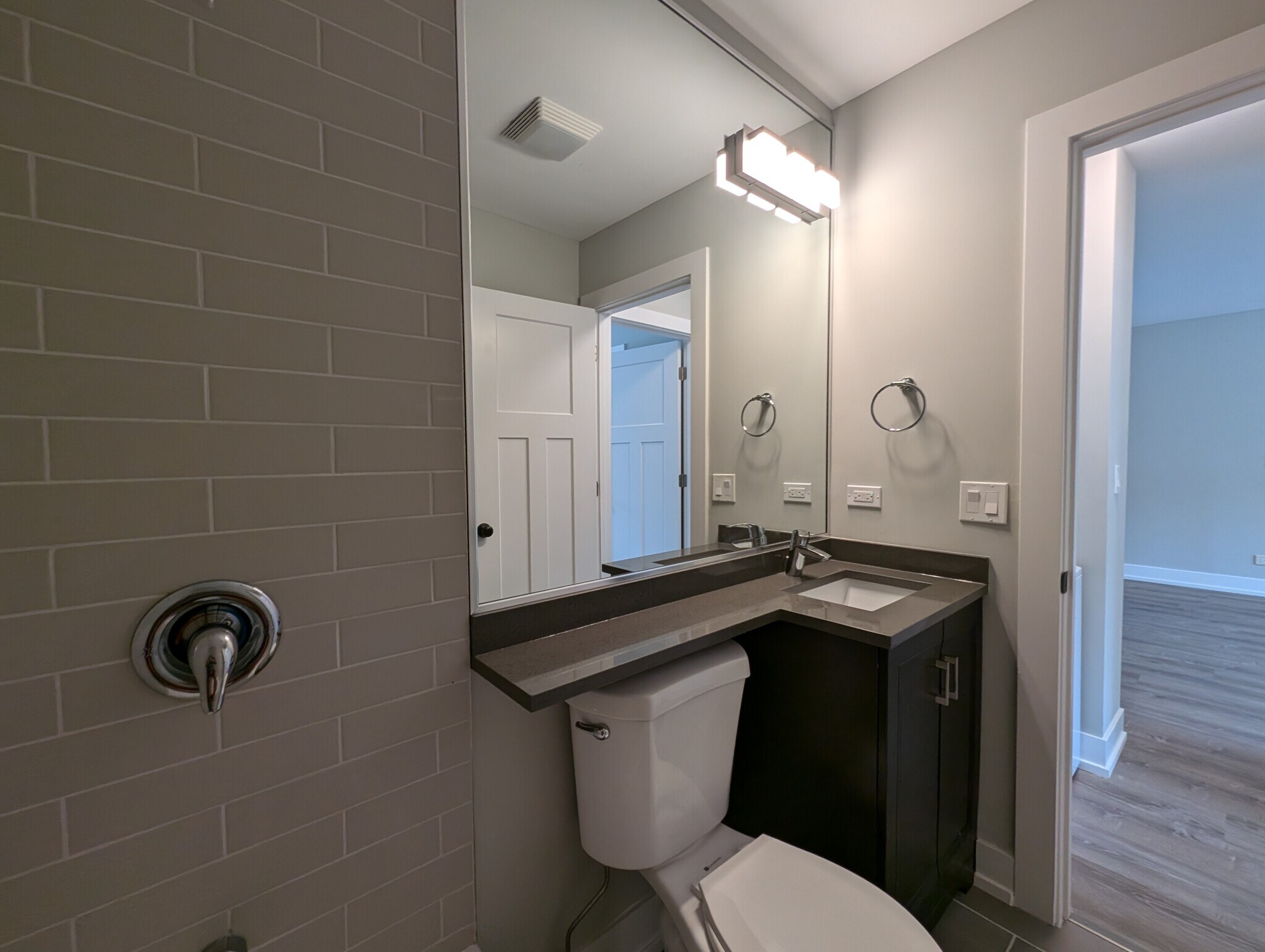 Building Photo - 542 W Surf St