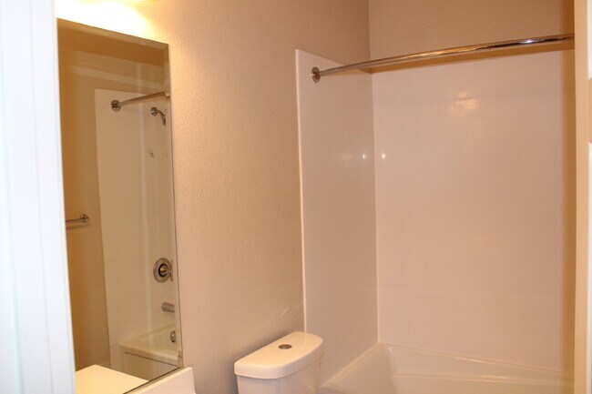 Building Photo - Beautiful 3 Bed, 3 Bath Condo in Perfect M...