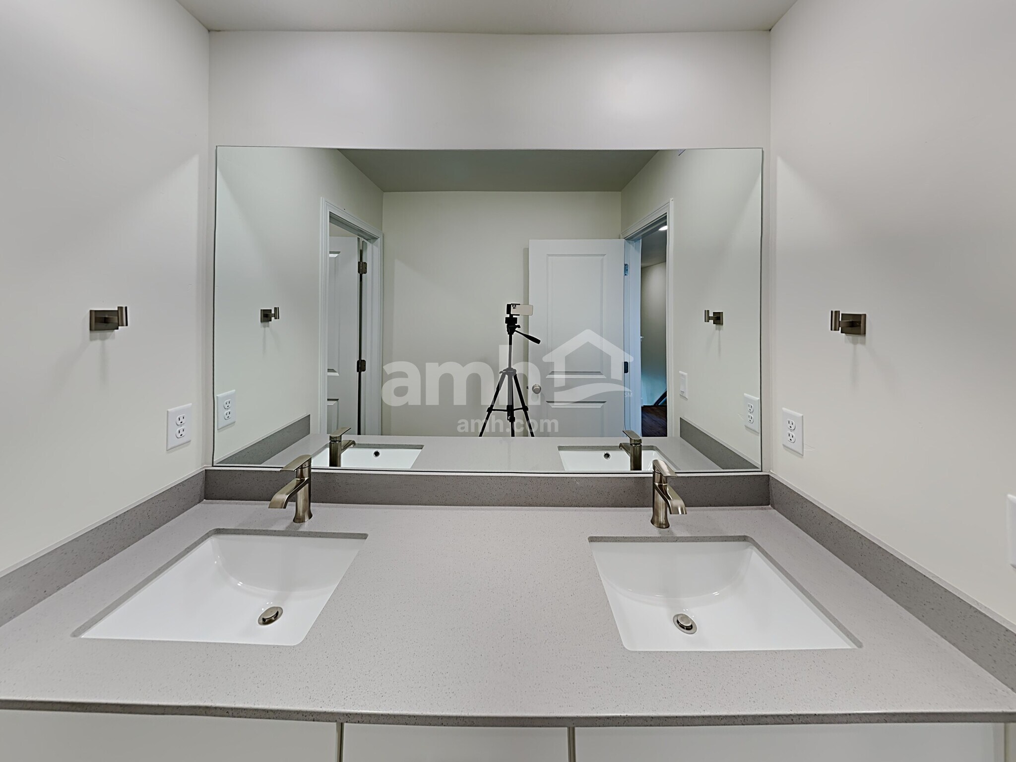 Building Photo - 3264 Fields Ave