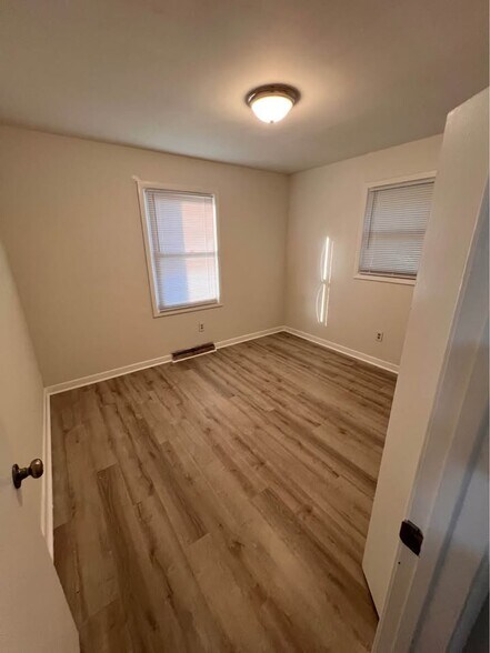 Building Photo - 631 Sanders St