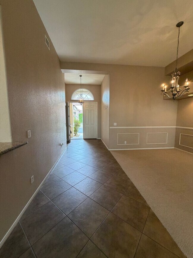 Building Photo - Spacious 4 bedroom