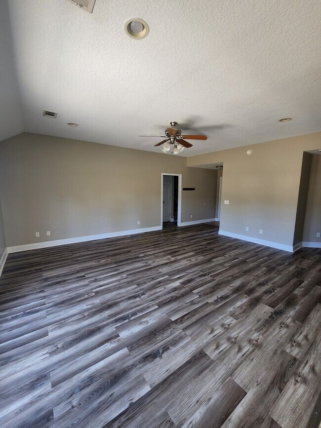 Building Photo - 114 Miller St NE