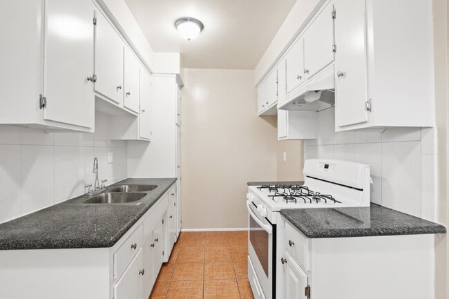 Building Photo - Elm Vista Apartments