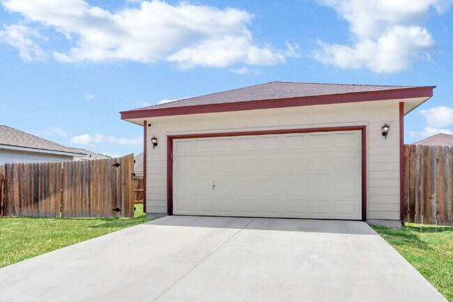 Building Photo - 5983 Midcrown Dr