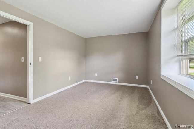 Building Photo - 500 Trombley Rd
