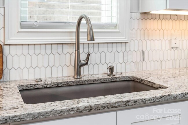 Building Photo - 805 Naples Dr