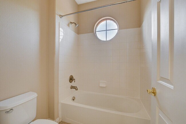 Building Photo - Spacious 5-Bedroom, 2 Story Pool Home in G...