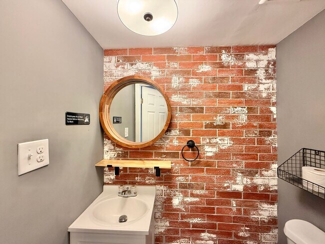 Building Photo - Charming 2BD, 2BA Raleigh Townhome in Prime Location Near I-440, NC State University, Fairgrounds...