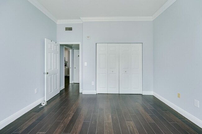 Building Photo - 1155 Brickell Bay Dr
