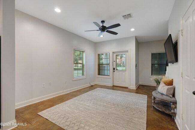 Building Photo - 701 W Taft St